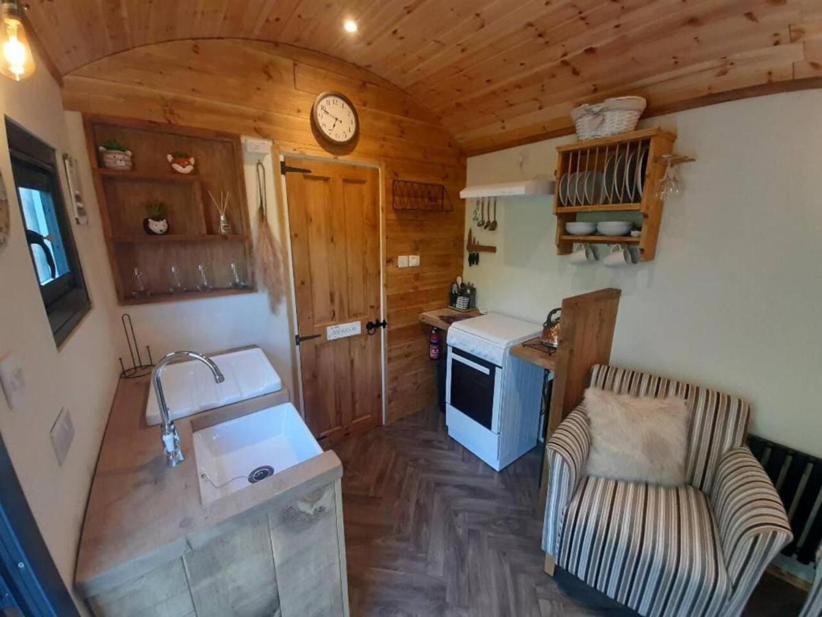 Shepherds Hut With Hot Tub On Anglesey North Wales Villa Gwalchmai Exterior photo