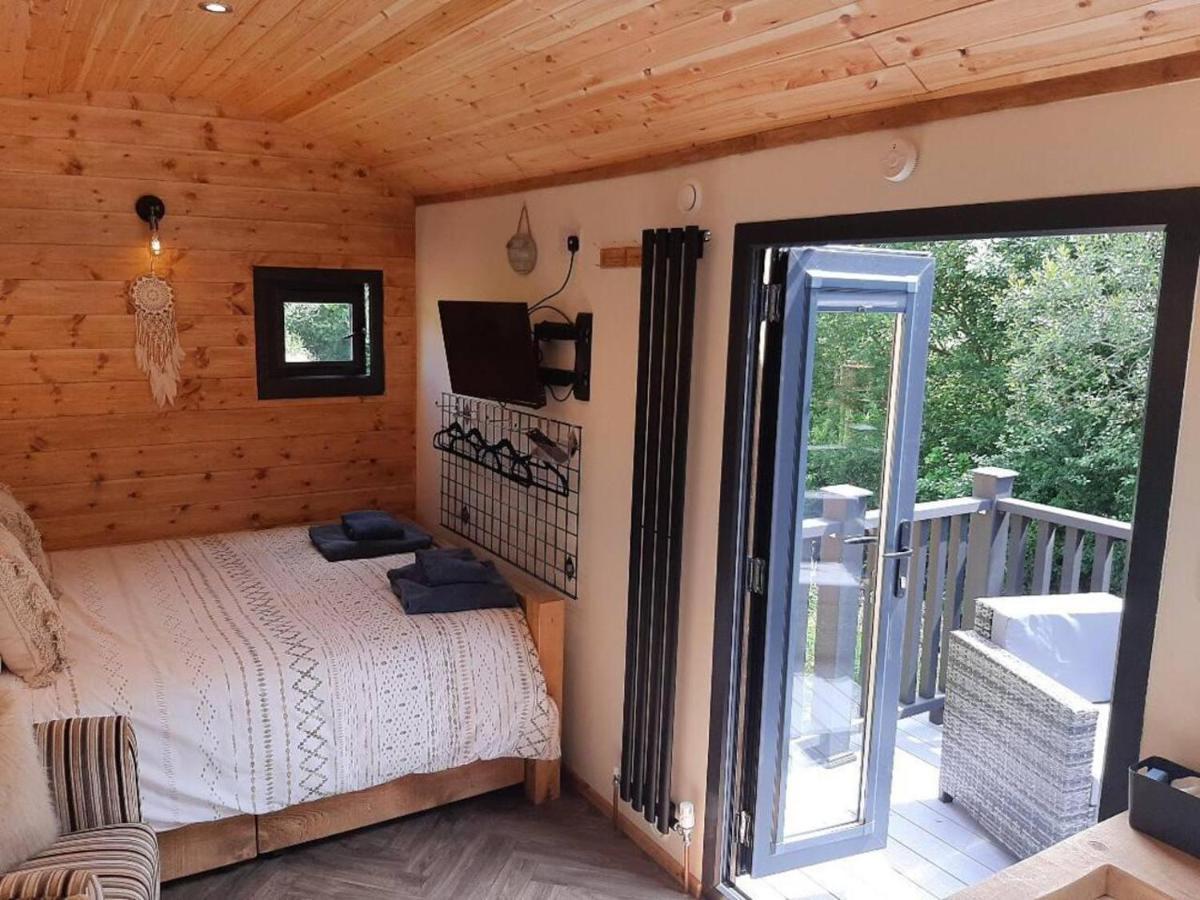 Shepherds Hut With Hot Tub On Anglesey North Wales Villa Gwalchmai Exterior photo