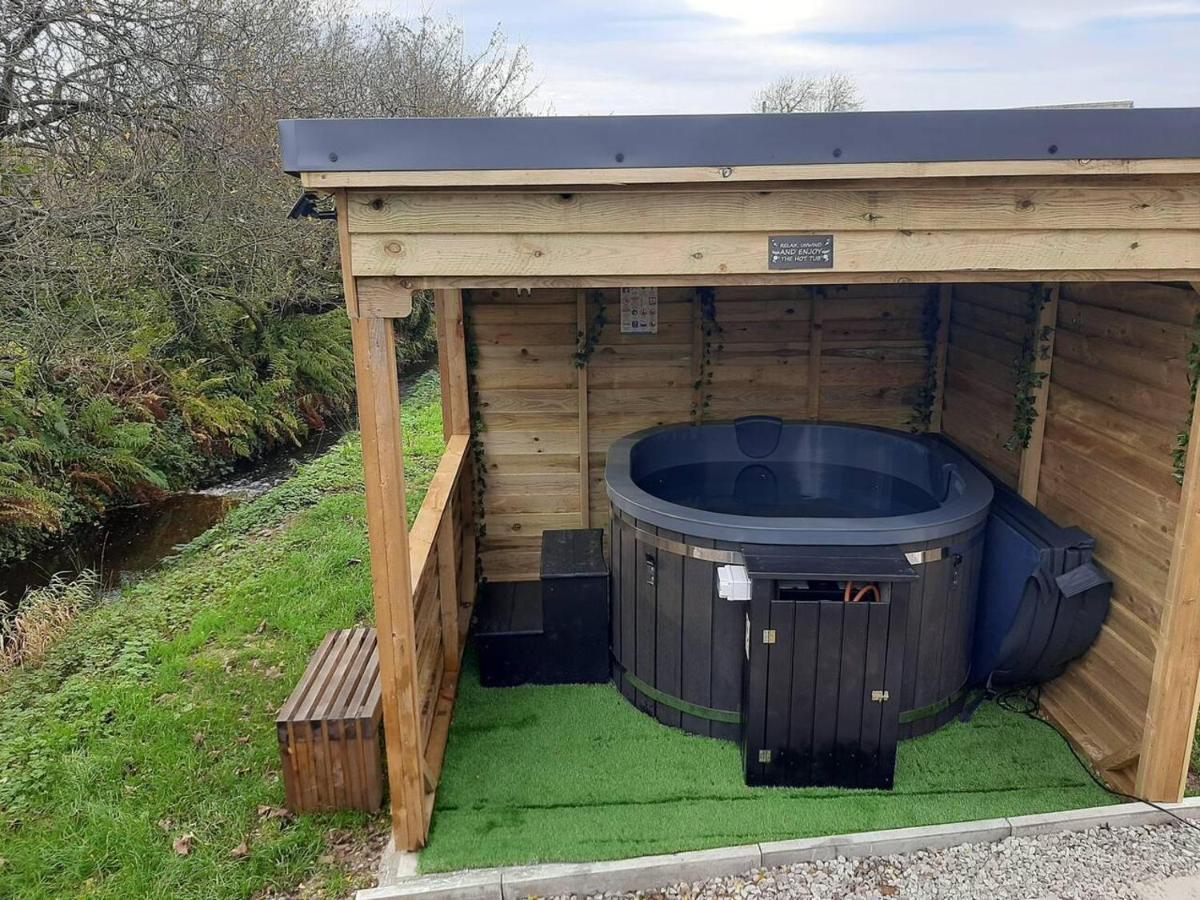 Shepherds Hut With Hot Tub On Anglesey North Wales Villa Gwalchmai Exterior photo