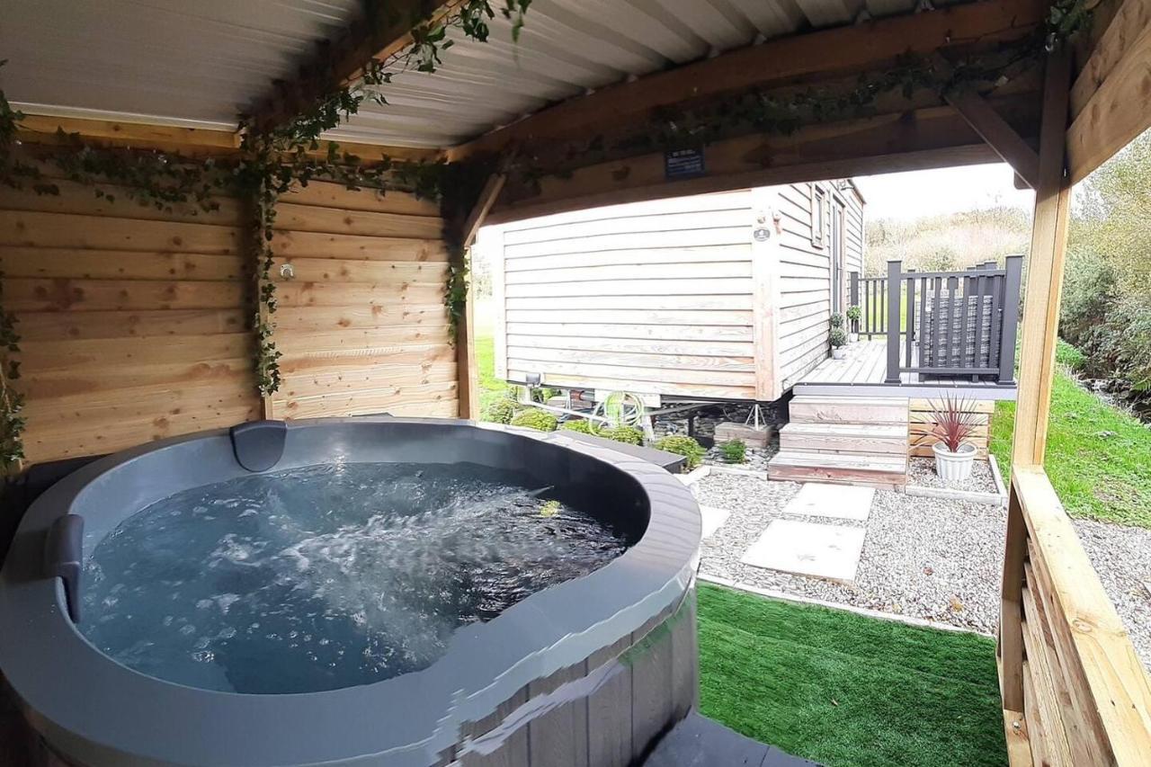 Shepherds Hut With Hot Tub On Anglesey North Wales Villa Gwalchmai Exterior photo