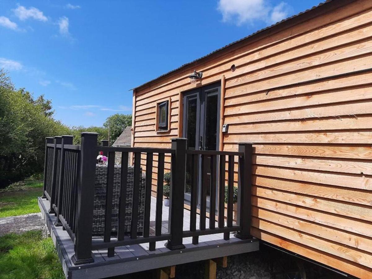 Shepherds Hut With Hot Tub On Anglesey North Wales Villa Gwalchmai Exterior photo